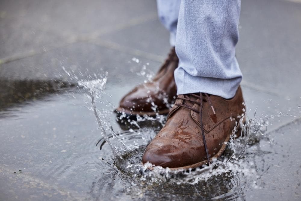 ¿Cómo impermeabilizar tus zapatos para protegerlos contra la lluvia y la humedad?