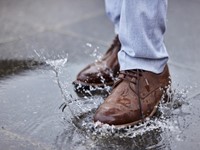 ¿Cómo impermeabilizar tus zapatos para protegerlos contra la lluvia y la humedad?