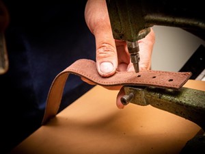 ¿Cómo se puede arreglar un cinto de piel al que le rompió la hebilla?
