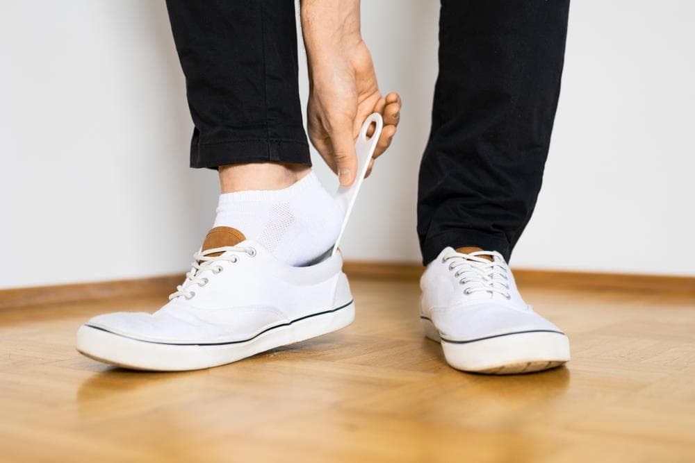 Los beneficios de usar calzadores para ponerse y quitarse los zapatos