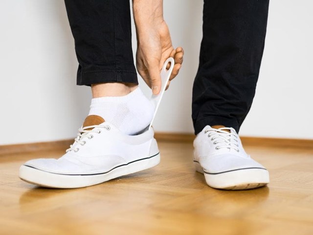 Los beneficios de usar calzadores para ponerse y quitarse los zapatos